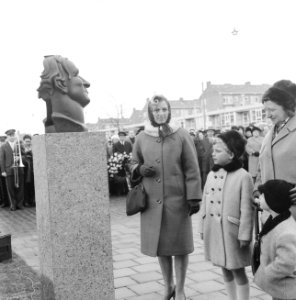 De weduwe van verzetsstrijder Willem Kraan onthulde in Amsterdam-Slotermeer een , Bestanddeelnr 918-8324