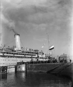 De SS Almanzora met 1900 gerepatrieerden uit Indie aan boord in de haven van Ams, Bestanddeelnr 901-3347