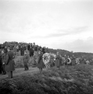 De stoet op weg naar de erebegraafplaats Bloemendaal in Overveen, Bestanddeelnr 255-9125