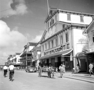 De Waterkant in Paramaribo met de winkel van Bettencourt en Co., Bestanddeelnr 252-6183