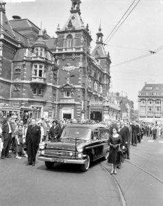 De stoet op het Leidseplein. Aan de linkerkant van de lijkwagen Albert van Dals, Bestanddeelnr 912-5679