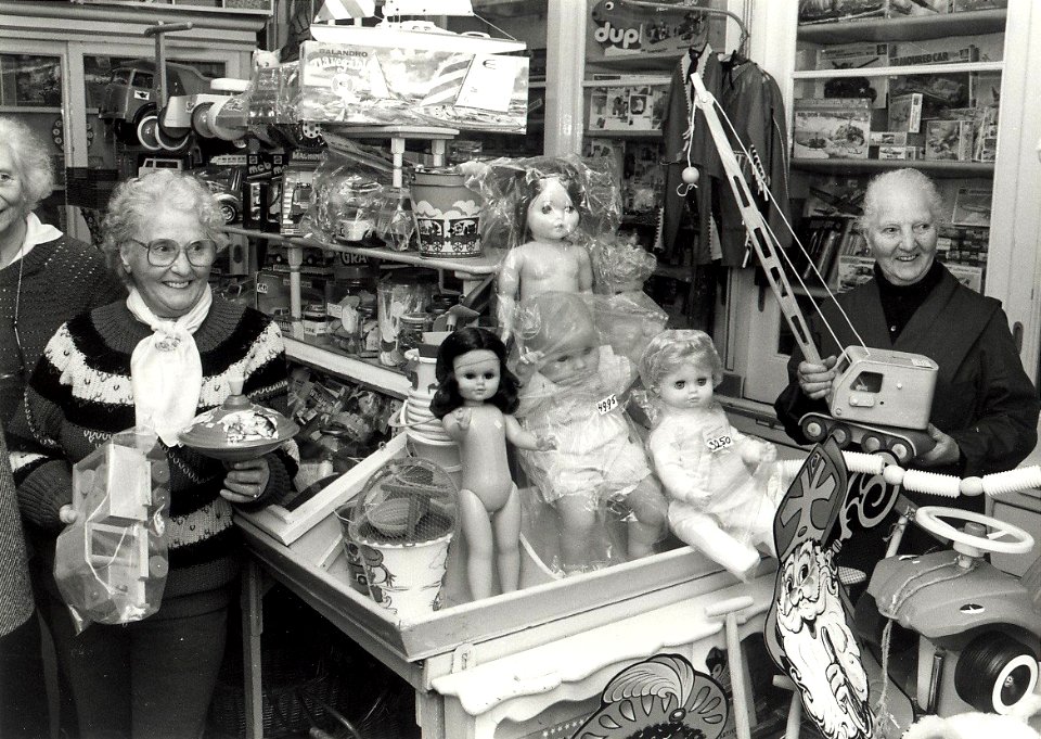 De speelgoedwinkel van de gezusters Akkers Vasterman, aan de Gedempte Oude Gracht 50. Aangekocht in 1985 van United Photos de Boer bv. - Negatiefnummer 24695 k 6 A. - Gepubliceerd in het Haarlems Dagb