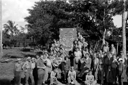 De Spelbrekers en Truss Kooopman en een groep militairen poseren bij een afbeeld, Bestanddeelnr 480-2-4