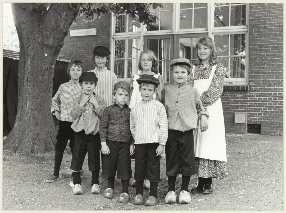 De Spaarneschool aan de Pol viert in 1980 het 110 jarig bestaan. Foto Tijdens de viering gaan de leerlingen gekleed volgens de mode van eind 19e eeuw. NL-HlmNHA 54014854