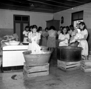 De was doen in klooster St Jozef met zusterschool van de zusters van Schijndel , Bestanddeelnr 252-7589