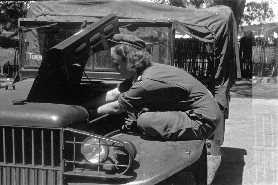 De vrouwelijke chauffeur Willinck van het Vrouwenhulpkorps, Bestanddeelnr 119-6-5
