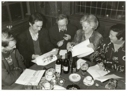 De Straatnamencommissie v .l.n.r. Lennaert Nijgh, Bert Sliggers, Jaap Temminck, Elisabeth Kraak en Lia Donkers