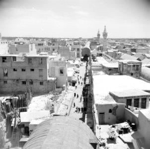 De straat genaamd de rechte darb al moestaqiem met een moskee en twee minar, Bestanddeelnr 255-5871