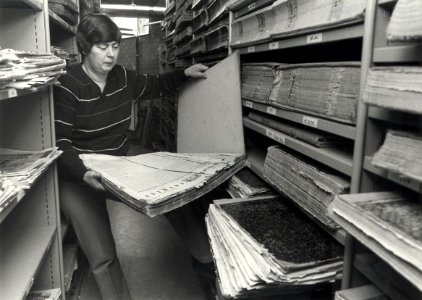 De stadsbibliotheek aan het Doelenplein. Adjunct-directrice Mevrouw Donkers bij het kranten archief van de Oprechte Haarlemsche CourantHaarlems Dagblad, 11.01.1985. Aangekocht in 1985 van Un, NL-HlmNHA 54016540 02