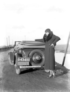 De vrouw van fotograaf Van de Poll, Nell Langlais, bij de Adler, Bestanddeelnr 189-0172