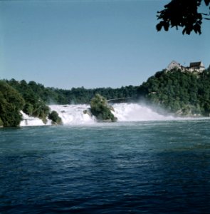 De waterval bij Schaffhausen met rechts Schloss Laufen, Bestanddeelnr 254-6019