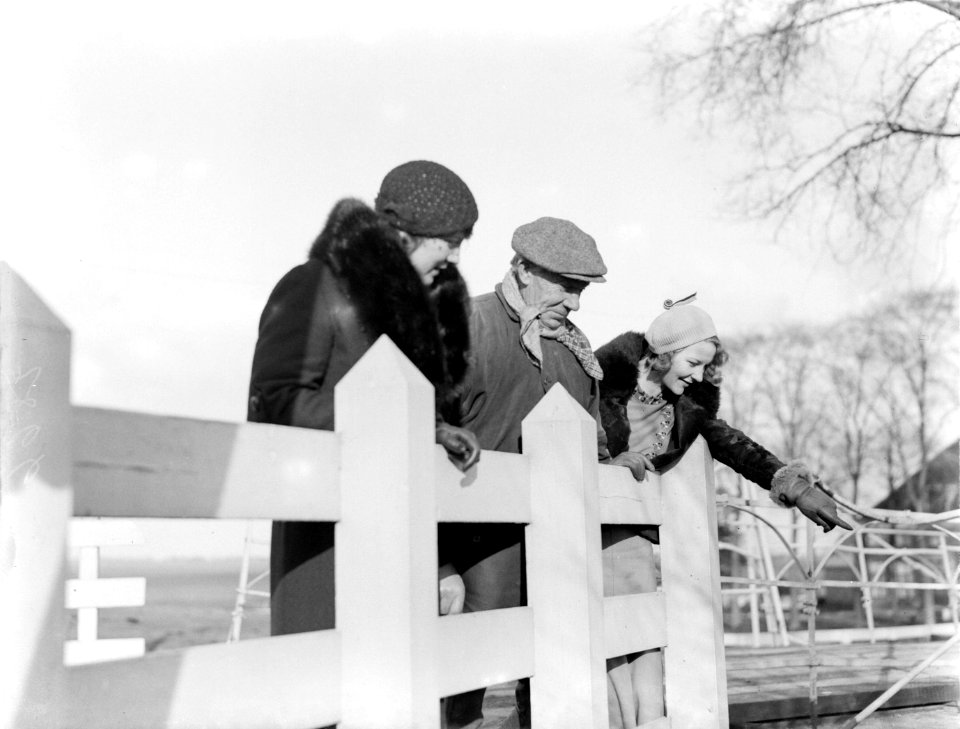 De vrouw van fotograaf Van de Poll, Nell Langlais, boer G. Gebuys en model Eva W, Bestanddeelnr 189-0168