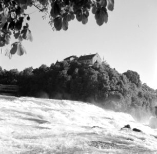 De waterval bij Schaffhausen met rechts Schloss Laufen, Bestanddeelnr 254-1810