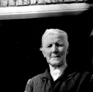 De vrouw van Ruurd Feitsma, wachter bij het stoomgemaal onder Dronrijp, die Gera, Bestanddeelnr 254-3318