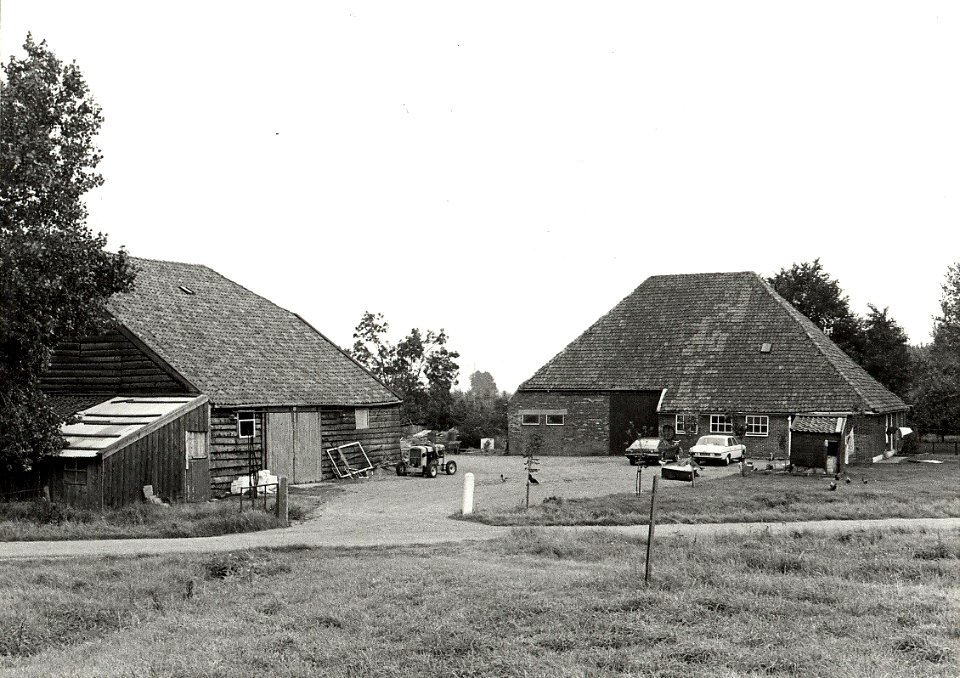 De stolpboerderij aan de Genieweg 48, in het deelgebied Buitenhuizen. Aangekocht in 1981 van fotograaf C. de Boer. - Negatiefnummer 19722 k 5. - Gepubliceerd in het Haarlems Dagblad van 30.0, NL-HlmNHA 54010752