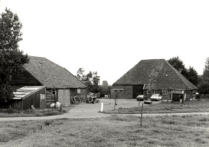De stolpboerderij aan de Genieweg 48, in het deelgebied Buitenhuizen. Aangekocht in 1981 van fotograaf C. de Boer. - Negatiefnummer 19722 k 5. - Gepubliceerd in het Haarlems Dagblad van 30.0, NL-HlmNHA 54010752