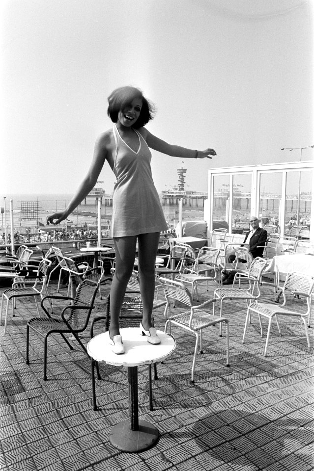 De vrolijke Maxine Nightingale uit Engeland op een terras, Bestanddeelnr 922-5980