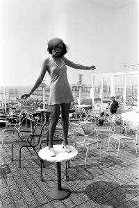 De vrolijke Maxine Nightingale uit Engeland op een terras, Bestanddeelnr 922-5980