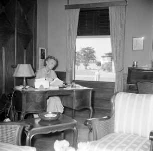 De vrouw van de gouverneur, mevrouw Klaasesz, aan haar bureau, Bestanddeelnr 252-2500