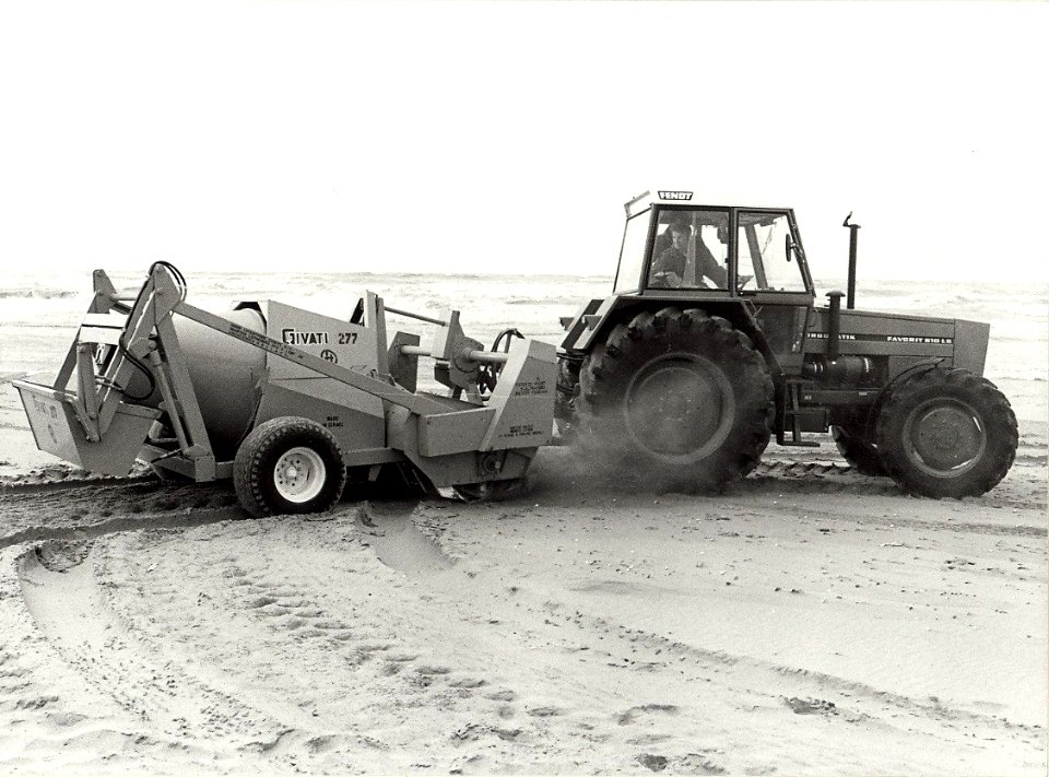 De strandreiniger op het strand van Zandvoort. Aangekocht in 1982 van fotograaf C. de Boer. - Negatiefnummer 20509 k 5 a. - Gepubliceerd in het Haarlems Dagblad van 20.03.1981. Identificatie, NL-HlmNHA 54012341