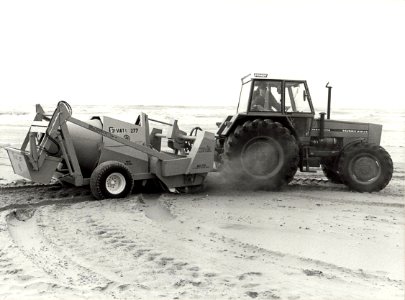 De strandreiniger op het strand van Zandvoort. Aangekocht in 1982 van fotograaf C. de Boer. - Negatiefnummer 20509 k 5 a. - Gepubliceerd in het Haarlems Dagblad van 20.03.1981. Identificatie, NL-HlmNHA 54012341