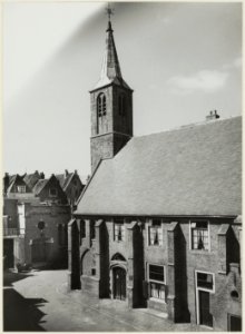 De Waalse Kerk, zuidzijde met toren. NL-HlmNHA 54004040
