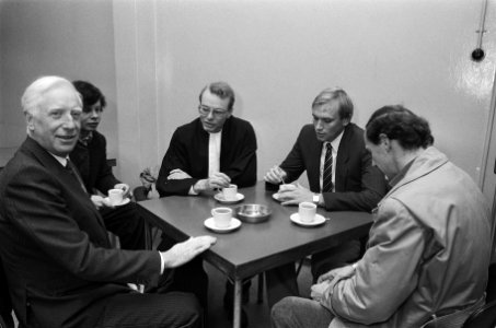 De Stoop voor de rechter v.l.n.r. De Stoop , mr. Goumans , Bianchi en Bisschot, Bestanddeelnr 933-4885