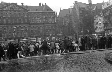De Socialistische Jeugd gooide een pot rode verf tegen het Monument op de Dam, Bestanddeelnr 922-3656