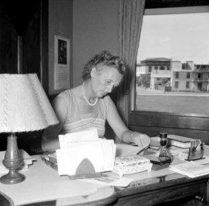 De vrouw van de gouverneur, mevrouw Klaasesz, aan haar bureau, Bestanddeelnr 252-2501