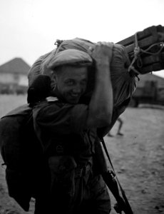 De Y-Brigade te Palembang. Gepakt en bezakt om aan wal te gaan, Bestanddeelnr 10287