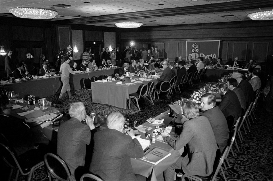 De socialistische leiders bijeen in de vergaderzaal, Bestanddeelnr 929-1258
