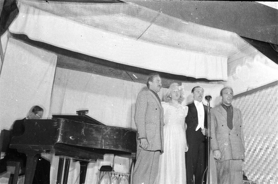 De Wama's (links Wim van Wageningen, rechts Dick de Maat) met tussen hen in Cob, Bestanddeelnr 515-4-1