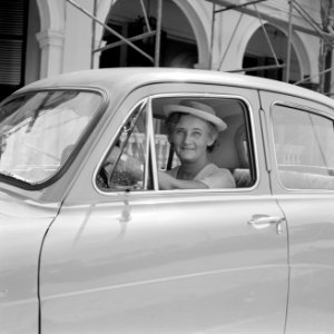 De vrouw van de gouverneur, mevrouw Klaasesz, achter het stuur van een auto voor, Bestanddeelnr 252-2281