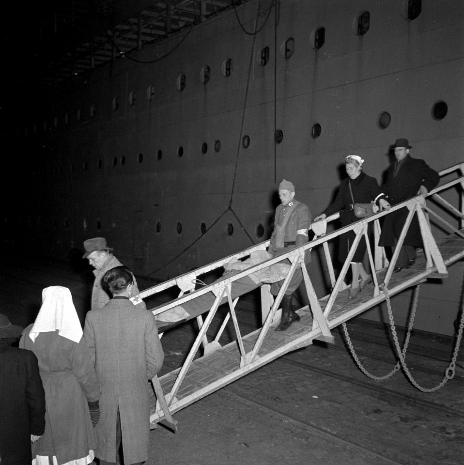 De SS Almanzora met 1900 gerepatrieerden uit Indie aan boord in de haven van Ams, Bestanddeelnr 901-3353