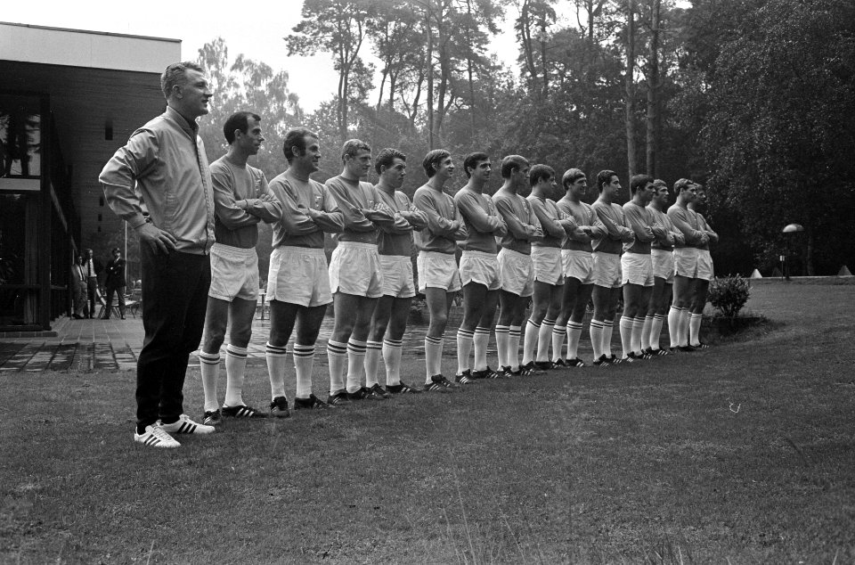 De trainingsploeg staat opgesteld, samen met de coach, Georg Kessler (links), Bestanddeelnr 921-6347