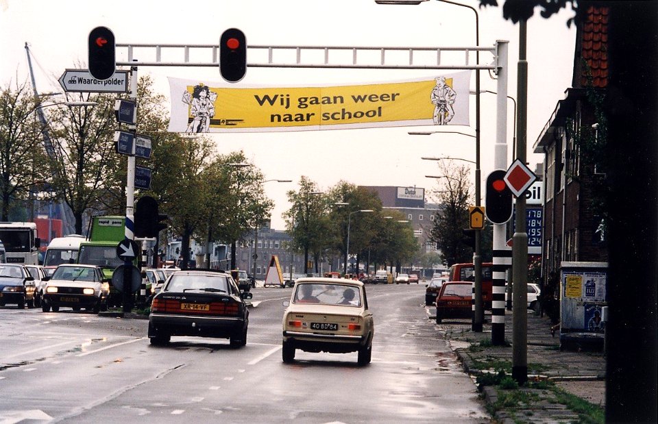 De Spaarndamseweg z.n.h. zuiden bij de stoplichten bij de Waarderbrug. Aangekocht in 1996 van United Photos de Boer bv. - Negatiefnummer 38614 kc 9. - Gepubliceerd in het Haarlems Dagblad van 16.08.19