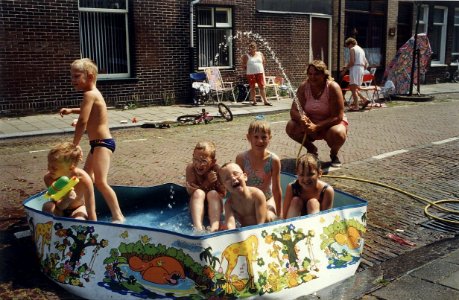 De temperatuur liep gisteren tot boven de 30 graden op. Dat leidde ook in Haarlem tot verhitte hoofden, warme winkels en een speurtocht naar verkoeling. De jeugd van de Haarlemse Lotterstraa, NL-HlmNHA 54036187