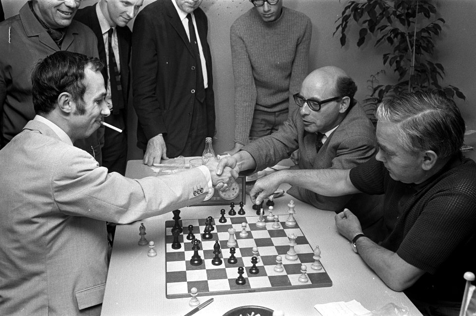 De winnaar Karalekas wordt gefeliciteerd door Bronstein (m), en Kotow (rechts), Bestanddeelnr 921-5676