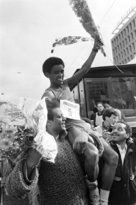 De winnaar Abebe Mekkonen uit Ethiopië wordt op de schouders genomen, Bestanddeelnr 933-6296