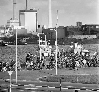 De supporters met hun fietsen in de rij voor de pont, Bestanddeelnr 926-8186