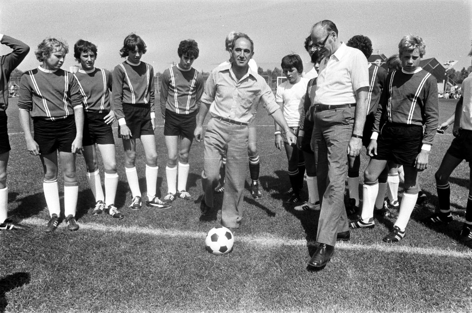 De wethouders Goudsmit (l) en Verhey (r) tijdens de aftrap Renton-Ajax tegen D, Bestanddeelnr 928-0909