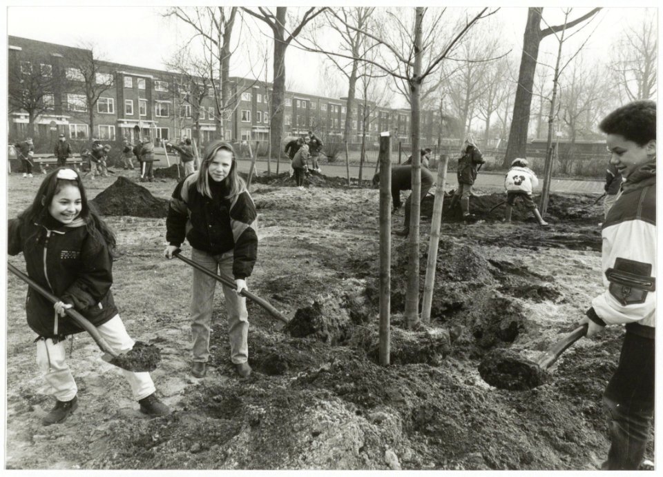 De veertigste Nationale Boomfeestdag. Leerlingen van de Bernardusbasisschool planten negen kastanjebomen. NL-HlmNHA 54036528