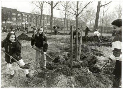 De veertigste Nationale Boomfeestdag. Leerlingen van de Bernardusbasisschool planten negen kastanjebomen. NL-HlmNHA 54036528