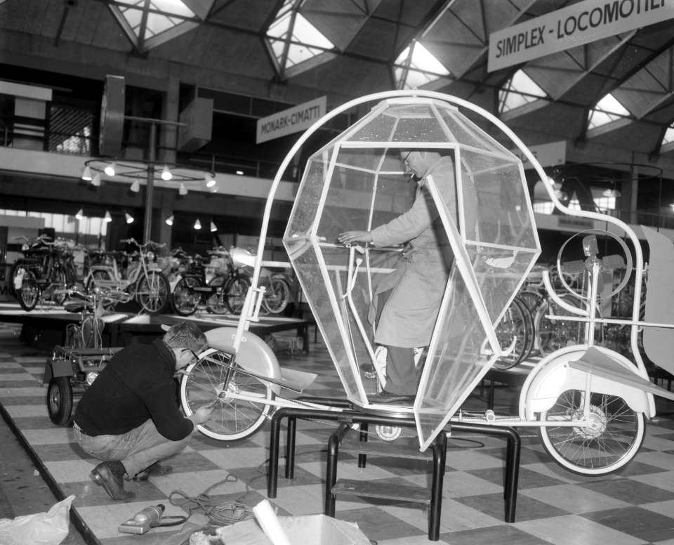 De tweewieler en caravantentoonstelling in RAI, de Jetsons kosmos cycle of maanf, Bestanddeelnr 918-8237
