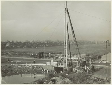 De Ter Cleefbrug over de Delft aan de Kleverlaan wordt verbreed (ziende naar het noordwesten), NL-HlmNHA 54010607
