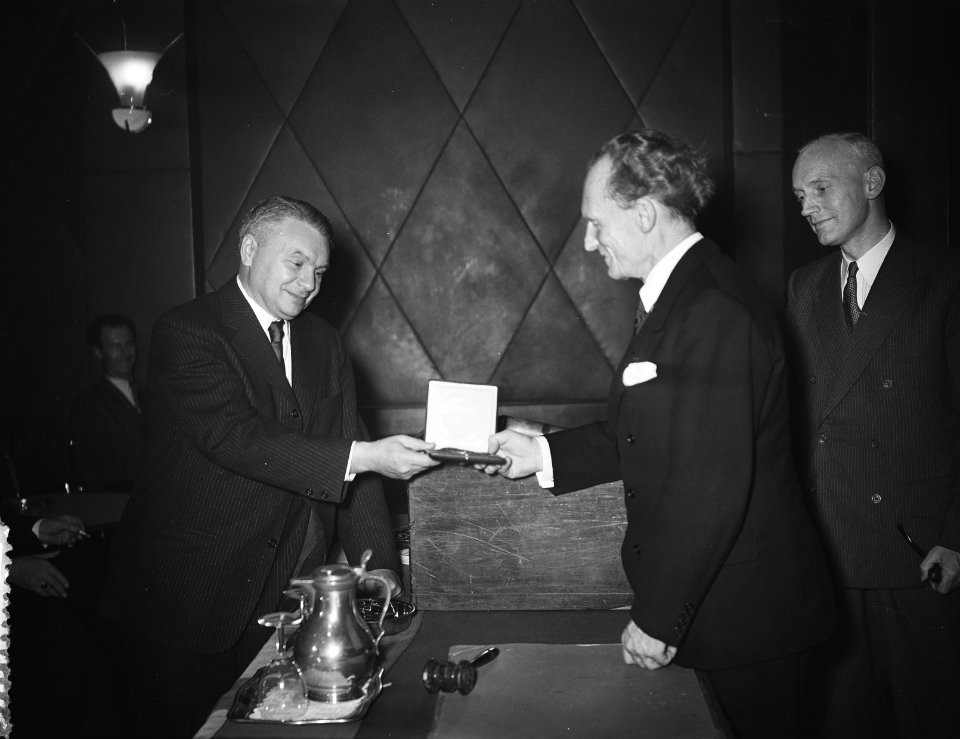 De uitreiking van de Von Baumhauermedaille aan de heer Lederer, Bestanddeelnr 906-8866