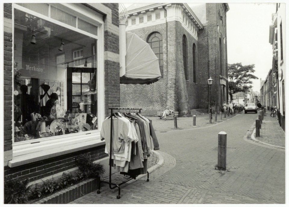 De tweedehands kledingwinkel Try Again van Claudia Wiggers, Nieuwe Kerksplein 34. NL-HlmNHA 54034083