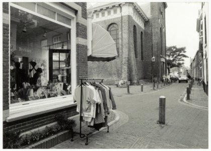 De tweedehands kledingwinkel Try Again van Claudia Wiggers, Nieuwe Kerksplein 34. NL-HlmNHA 54034083