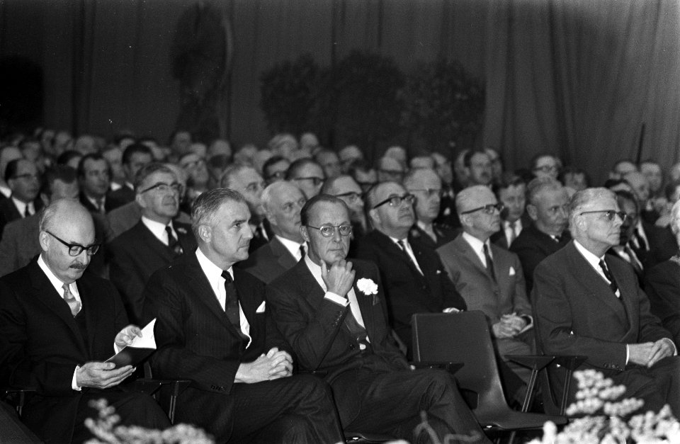 De zaal met genodigden, waaronder de Prins, luistert naar de toespraak van de bu, Bestanddeelnr 921-7097