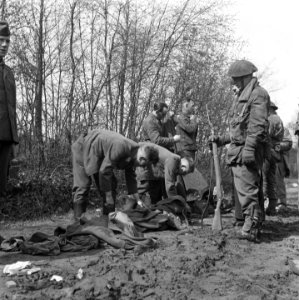 De uitrusting van Duitse krijgsgevangenen (Luftwaffe of Fallschirmjäger) wordt d, Bestanddeelnr 900-2380